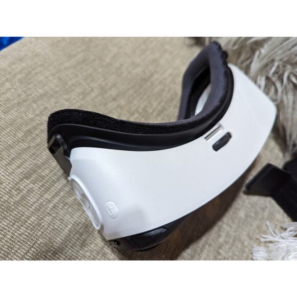 Samsung Gear VR Headset Powered By Oculus - Frost White - Missing Visor - Picture 6 of 7